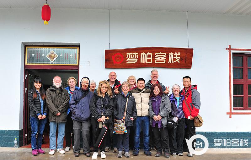 英國攝影師一行11人在張家界夢帕客棧 天子山店和掌柜古月、小朱合影